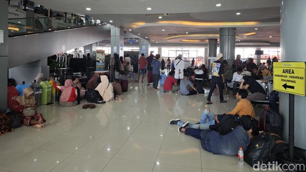 Potret Penumpang di Pelabuhan Soekarno Hatta Makassar Usai KM Umsini Terbakar
