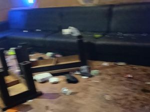 Diduga Cekcok dengan LC, Sekelompok Orang Rusak Rumah Karaoke Kota Blitar Diduga Cekcok dengan LC, Sekelompok Orang Rusak Rumah Karaoke Kota Blitar