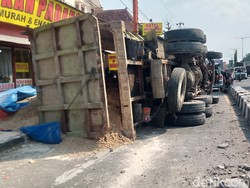Tabrak Pembatas Jalan, Truk Muatan Batu Kapur Terguling di Prambanan Klaten