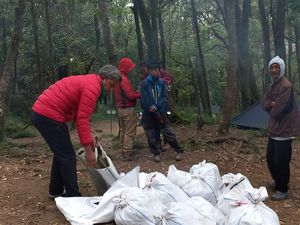 Aksi Bersih-bersih Gunung Ciremai Kumpulkan 250 Karung Sampah
