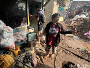 Pilu Rida Sekeluarga Memupuk Asa dari Banjir Dadakan Semburan Air PDAM Pilu Rida Sekeluarga Memupuk Asa dari Banjir Dadakan Semburan Air PDAM