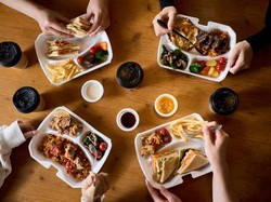 Apa Benar Jam 12 Jadi Waktu Terbaik untuk Makan Siang?