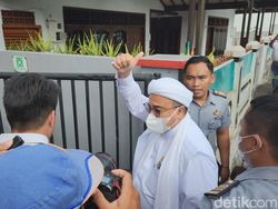 Acungkan Jempol, Habib Rizieq Tiba di Bapas Jakpus Ambil Surat Bebas Murni