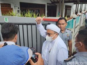 Momen Habib Rizieq Tiba di Bapas Jakpus Ambil Surat Bebas Murni Momen Habib Rizieq Tiba di Bapas Jakpus Ambil Surat Bebas Murni