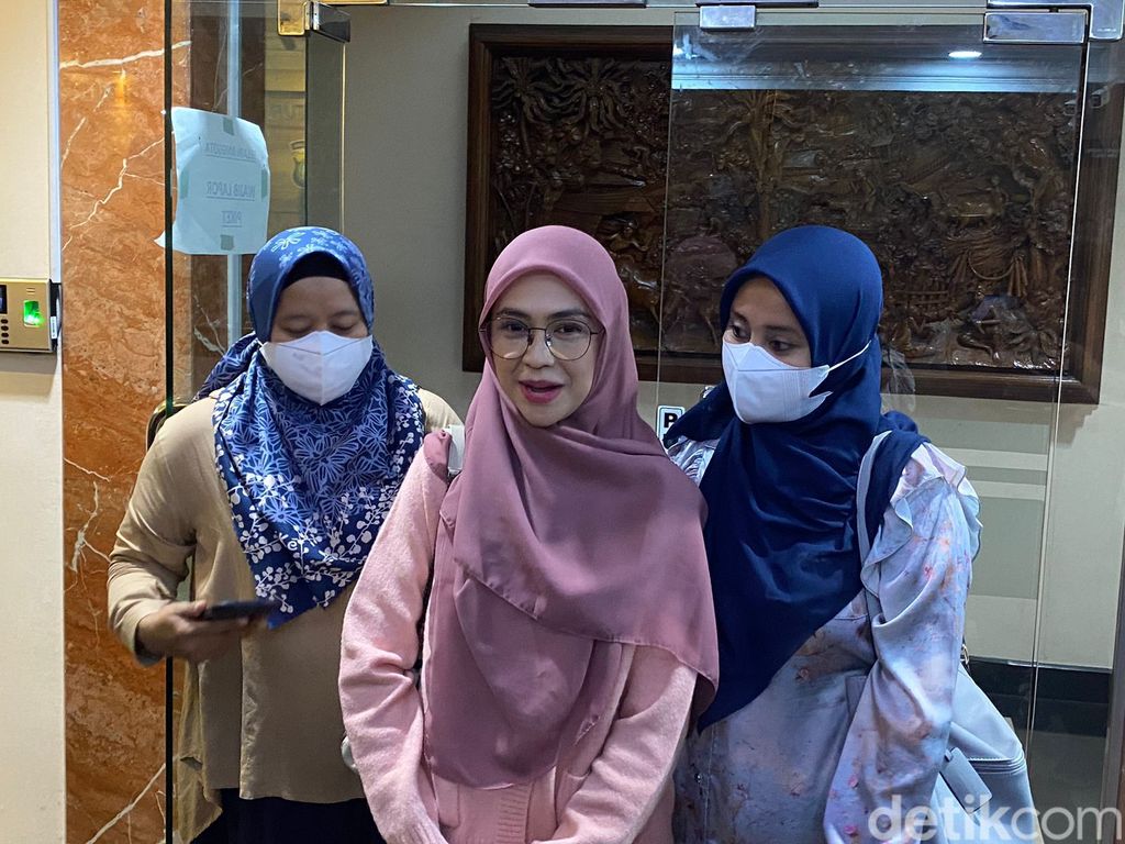 Artis Ria Ricis lapor polisi usai menjadi korban pemerasan. Ria Ricis disebut diperas dan diancam akan disebarkan foto dan video pribadi. (Wildan N/detikcom)