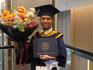 7 Foto Wisuda Betrand Peto, Tas Sarwendah saat Pose Bareng Ruben Bikin Salfok 7 Foto Wisuda Betrand Peto, Tas Sarwendah saat Pose Bareng Ruben Bikin Salfok