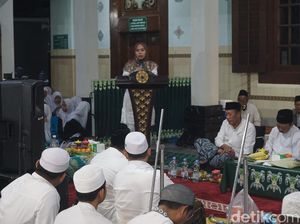 Bupati Eistianah Hadiri Peringatan Haul Mbah Moen di Masjid Agung Demak Bupati Eistianah Hadiri Peringatan Haul Mbah Moen di Masjid Agung Demak