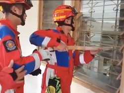 Aksi Damkar Jaktim Evakuasi Nenek Jatuh di Kamar Terkunci Bermodal Galah