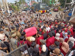 Demo IMM di DPRD Jember Diwarnai Baku Hantam dengan Polisi
