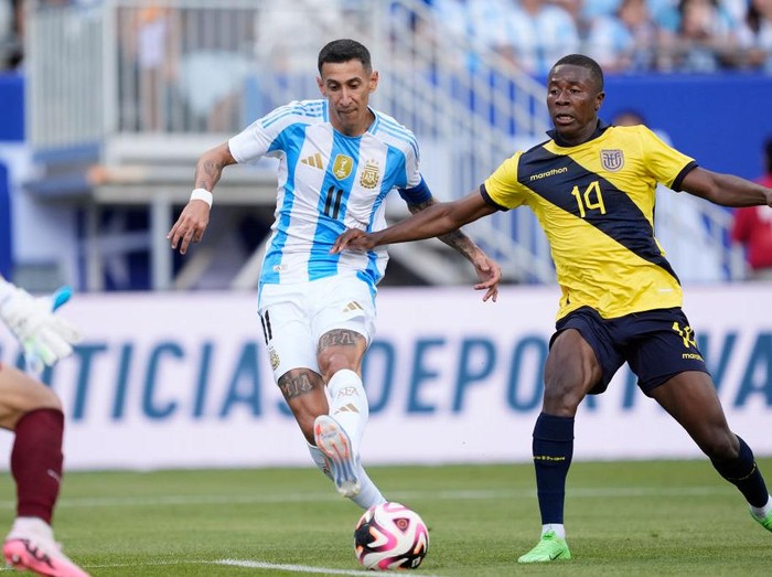 CHICAGO, ILLINOIS - JUNE 09: Angel Di Maria #11 of Argentina scores a goal past Alan Minda #14 of Ecuador in the first half during an International Friendly match at Soldier Field on June 09, 2024 in Chicago, Illinois. (Photo by Patrick McDermott/Getty Images)