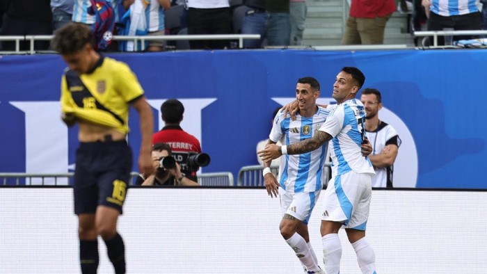 CHICAGO, ILLINOIS - JUNE 09: Angel Di Maria #11 of Argentina scores a goal past Alan Minda #14 of Ecuador in the first half during an International Friendly match at Soldier Field on June 09, 2024 in Chicago, Illinois. (Photo by Patrick McDermott/Getty Images)