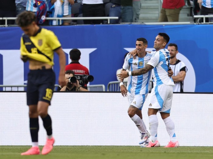 CHICAGO, ILLINOIS - JUNE 09: Angel Di Maria #11 of Argentina scores a goal past Alan Minda #14 of Ecuador in the first half during an International Friendly match at Soldier Field on June 09, 2024 in Chicago, Illinois. (Photo by Patrick McDermott/Getty Images)