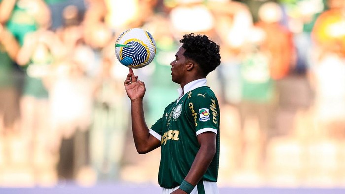 BARUERI, BRAZIL - MAY 12: Endrick de Sousa of Palmeiras plays with the ball during a break in the Campeonato Brasileiro Serie A match between Palmeiras and Athletico Paranaense at Arena Barueri on May 12, 2024 in Barueri, Brazil. (Photo by Marco Galvão/Eurasia Sport Images/Getty Images)