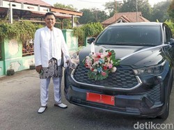 Bahagianya Fajar Pakai Mobil Dinas Bupati Karawang Saat Nikah