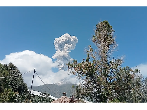 Penampakan Gunung Lewotobi Laki-laki Erupsi Setinggi 1.000 Meter Penampakan Gunung Lewotobi Laki-laki Erupsi Setinggi 1.000 Meter