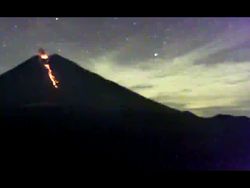 Gunung Semeru Kembali Erupsi, Luncurkan Guguran Lava Pijar Sejauh 2,5 Km
