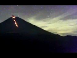 Gunung Semeru Kembali Erupsi, Luncurkan Guguran Lava Pijar Sejauh 2,5 Km