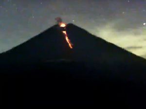 Penampakan Lava Pijar Sepanjang 2,5 Km di Gunung Semeru Pagi Ini