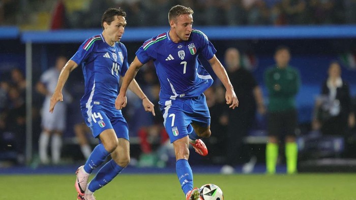 EMPOLI, ITALY - JUNE 9: Davide Frattesi (R) and Federico Chiesa of Italy drive the ball during the International Friendly match between Italy and Bosnia Herzegovina at Stadio Carlo Castellani on June 9, 2024 in Empoli, Italy.  (Photo by Gabriele Maltinti/Getty Images)