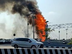 Gerbang Jembatan Brawijaya Kota Kediri Terbakar, Arus Lalin Sempat Macet