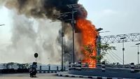 Potret Gerbang Jembatan Brawijaya Kediri Terbakar Sempat Membuat Macet