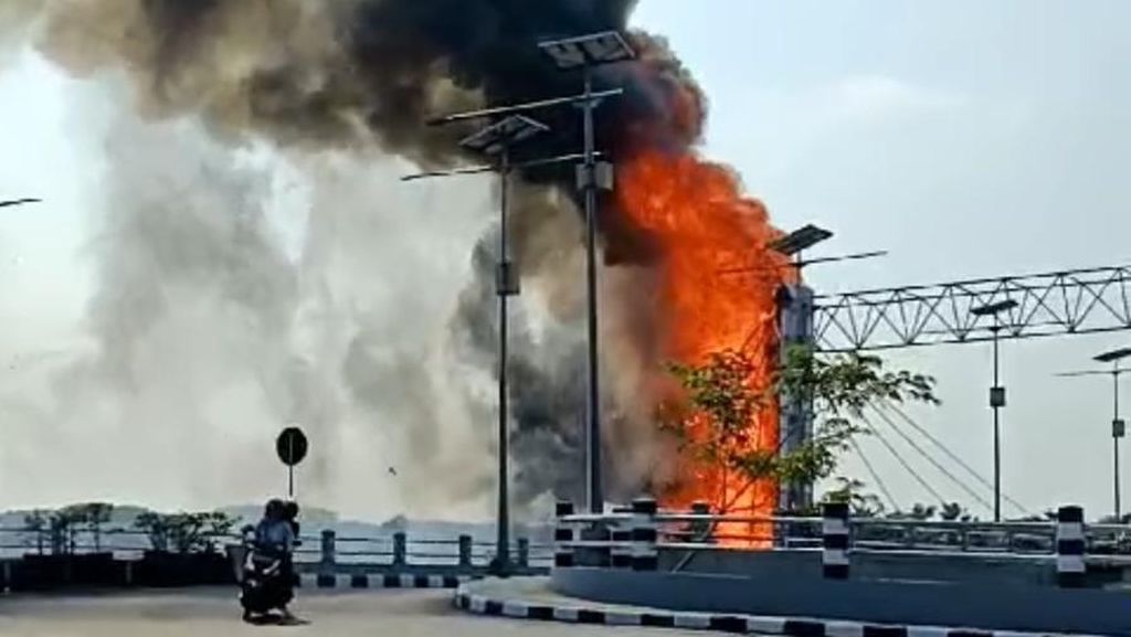 Potret Gerbang Jembatan Brawijaya Kediri Terbakar Sempat Membuat Macet Potret Gerbang Jembatan Brawijaya Kediri Terbakar Sempat Membuat Macet