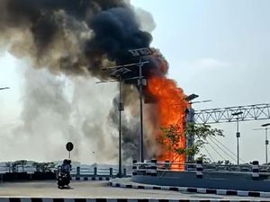 Potret Gerbang Jembatan Brawijaya Kediri Terbakar Sempat Membuat Macet Potret Gerbang Jembatan Brawijaya Kediri Terbakar Sempat Membuat Macet