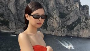 7 Foto Jennie BLACKPINK Berbalut Handuk Merah, Tampil dalam Iklan Jacquemus