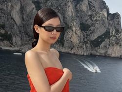 7 Foto Jennie BLACKPINK Berbalut Handuk Merah, Tampil dalam Iklan Jacquemus