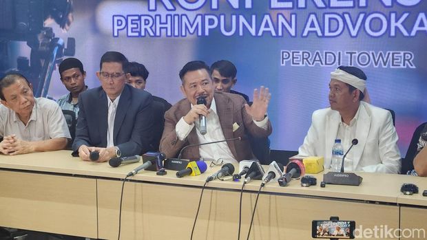 Keluarga 5 terpidana dalam kasus Vina Cirebon, bertemu dengan Ketua Perhimpunan Advokat Indonesia (Peradi), Otto Hasibuan. (Adrial/detikcom)