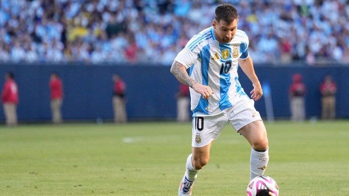 CHICAGO, ILLINOIS - JUNE 09: Lionel Messi #10 of Argentina dribbles the ball against Ecuador in the second half during an International Friendly match at Soldier Field on June 09, 2024 in Chicago, Illinois. (Photo by Patrick McDermott/Getty Images)