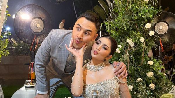 8 Foto Resepsi Marco Ivanos & Debi Sagita, Dekorasi Mewah Penuh Tanaman Hijau