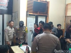 Bawaslu Makassar Digeruduk Massa, Tuntut Dugaan Politik Uang di Pileg Diusut