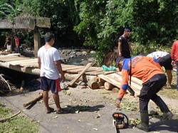 Jalan Jebol, Warga-Pemkab Karangasem Gotong Royong Bangun Jembatan Darurat
