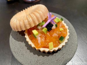 Menikmati Salmon Belly dan Warabi Mochi di Restoran Tertinggi di Jakarta