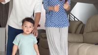 7 Foto Terbaru Putra Indah Permatasari-Arie Kriting, Ganteng dan Menggemaskan