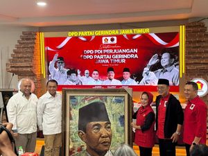 PDIP Sowan ke Gerindra Jatim, Bawakan Lukisan Pigura Bergambar Soekarno PDIP Sowan ke Gerindra Jatim, Bawakan Lukisan Pigura Bergambar Soekarno