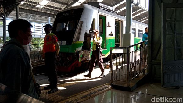 Penampakan Commuter Line Sindro Tertemper Truk di Sidoarjo