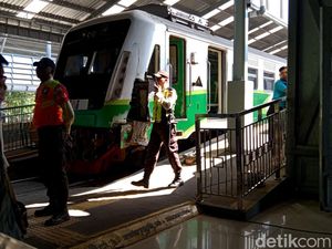 Penampakan Commuter Line Sindro Tertemper Truk di Sidoarjo Penampakan Commuter Line Sindro Tertemper Truk di Sidoarjo