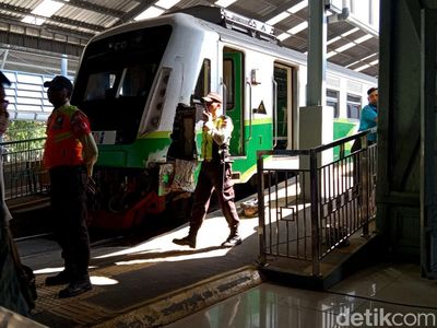 Penampakan Commuter Line Sindro Tertemper Truk di Sidoarjo