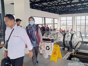Penumpang KRL Ngeluh Eskalator Skybridge Stasiun Bojonggede Mati: Capek! Penumpang KRL Ngeluh Eskalator Skybridge Stasiun Bojonggede Mati: Capek!