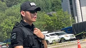 7 Foto V BTS Tugas Patroli, Tampil Gagah Pakai Seragam Pasukan Khusus