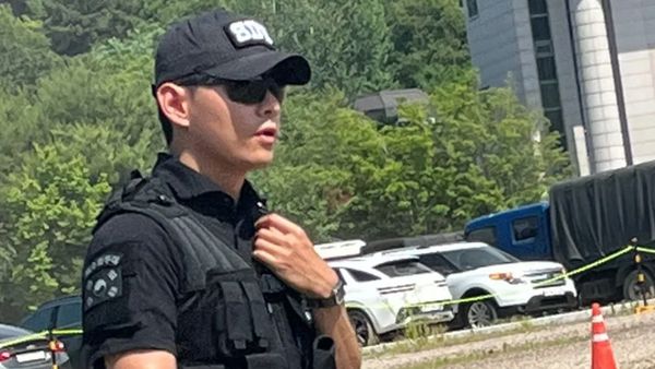 7 Foto V BTS Tugas Patroli, Tampil Gagah Pakai Seragam Pasukan Khusus