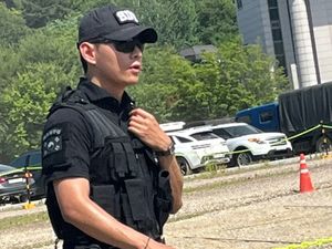 7 Foto V BTS Tugas Patroli, Tampil Gagah Pakai Seragam Pasukan Khusus 7 Foto V BTS Tugas Patroli, Tampil Gagah Pakai Seragam Pasukan Khusus