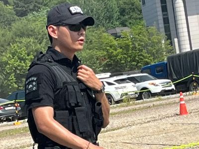 7 Foto V BTS Tugas Patroli, Tampil Gagah Pakai Seragam Pasukan Khusus