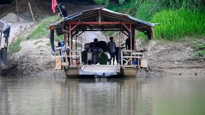 Perahu Eretan Jadi Transportasi Alternatif Warga Serang
