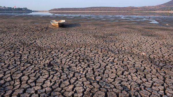 Perahu Terdampar di Dasar Bendungan Meksiko Akibat Kekeringan