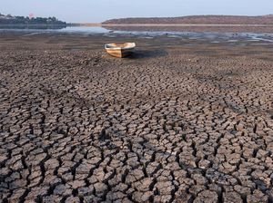 Perahu Terdampar di Dasar Bendungan Meksiko Akibat Kekeringan