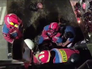 Dramatis, Damkar Gagalkan Pria Coba Bunuh Diri di Flyover Pasar Rebo Dramatis, Damkar Gagalkan Pria Coba Bunuh Diri di Flyover Pasar Rebo