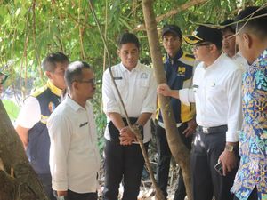 Jurus Kilat Pemkab Cirebon Bersihkan Sampah di Sungai Pangarengan Jurus Kilat Pemkab Cirebon Bersihkan Sampah di Sungai Pangarengan